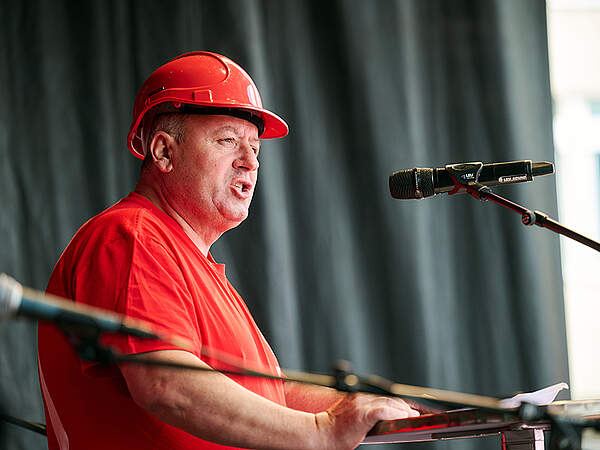 Ein Bauarbeiter hält eine Rede