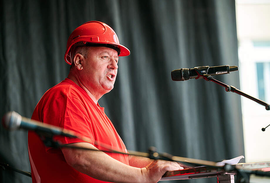 Ein Bauarbeiter hält eine Rede