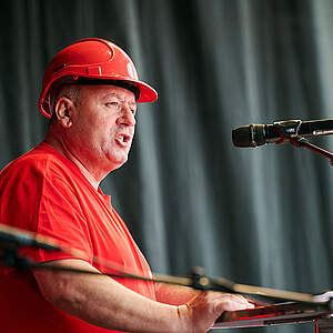 Ein Bauarbeiter hält eine Rede